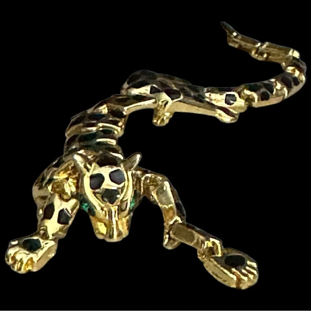 Vintage Leopard Articulated Shoulder Brooch Goldtone Black Enamel Green Eyes - Picture 1 of 15